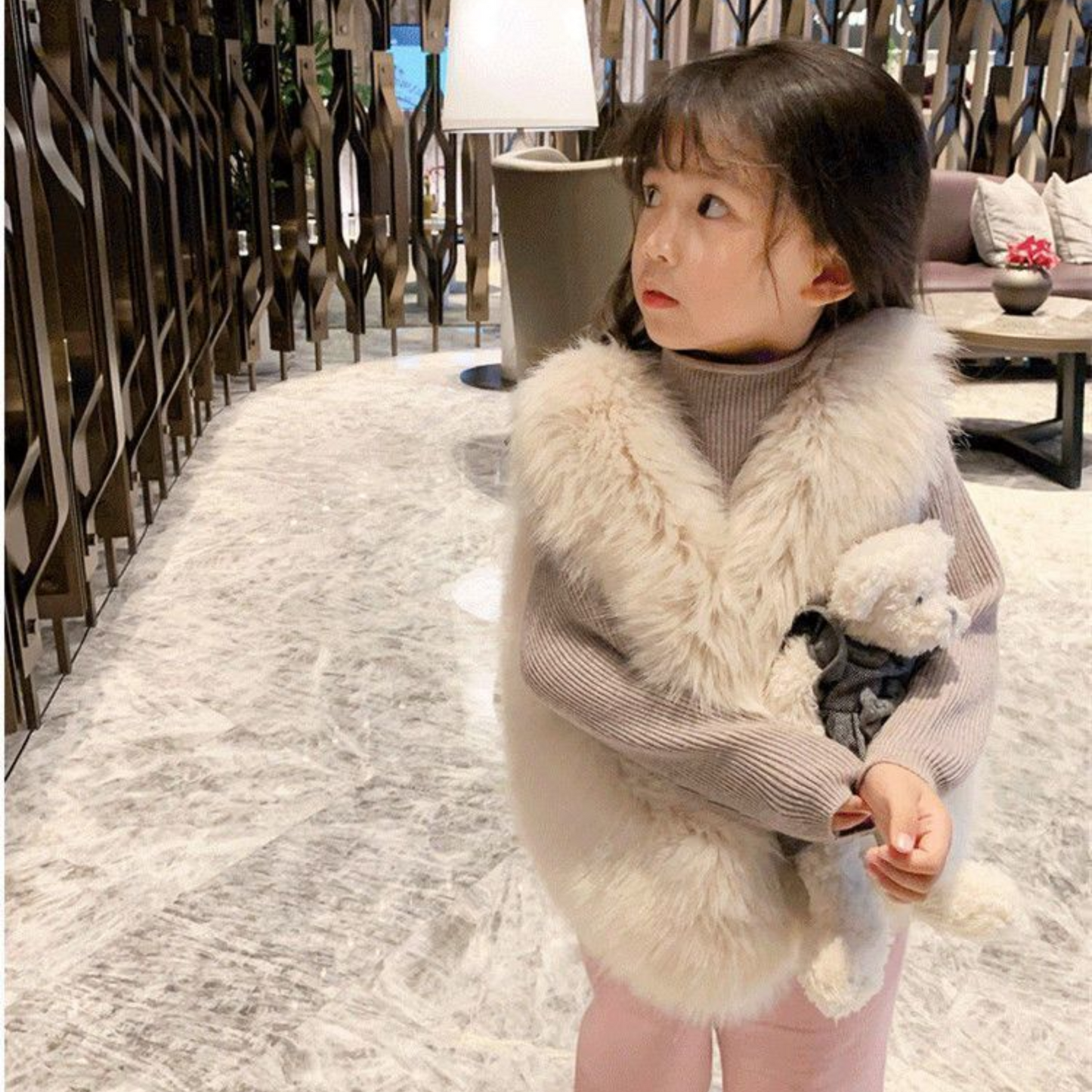 ふわふわファー調のベスト wrw24aw255