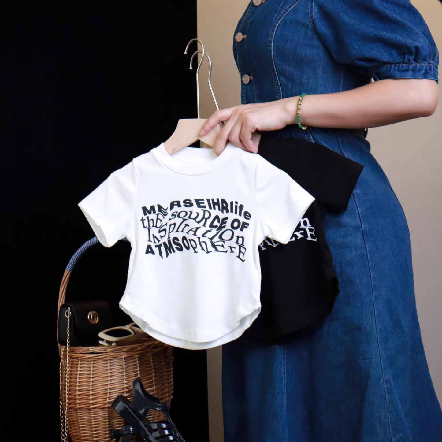 【メール便OK】不規則なアルファベットのプリントの半袖Tシャツ 　 wrw25ss197