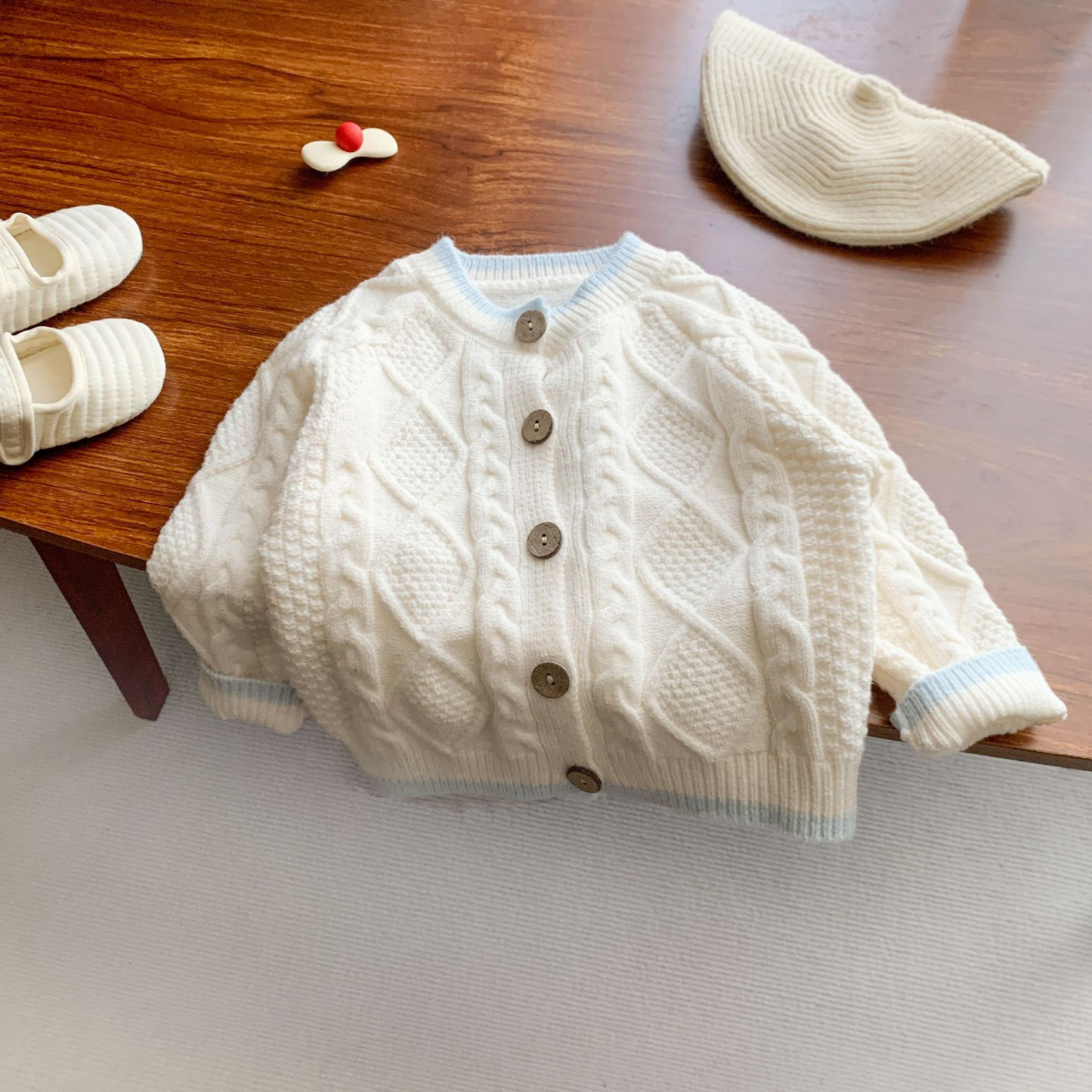 【メール便OK】袖口と裾のライン配色ウッドボタンニットセーター　wrw25aw020