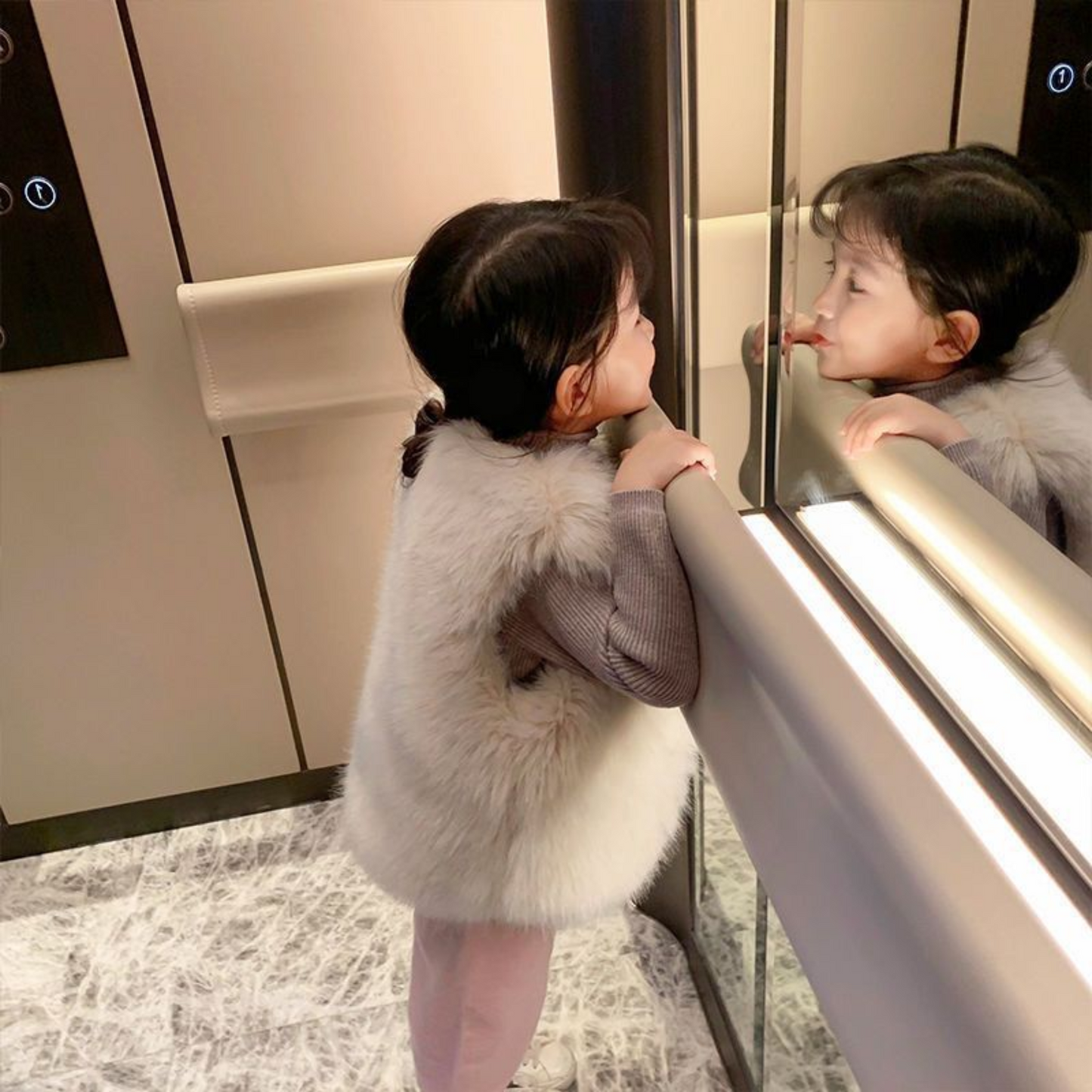 ふわふわファー調のベスト wrw24aw255