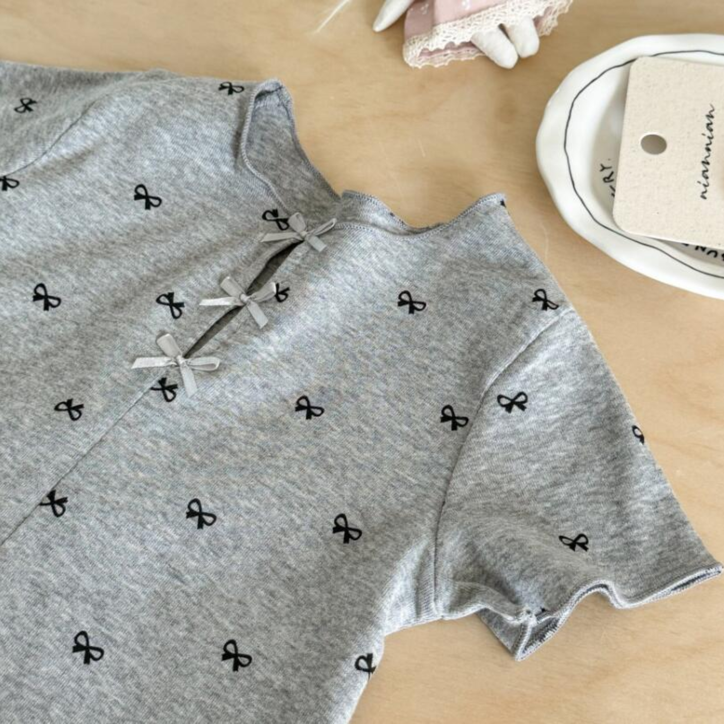 タイニーリボン 総柄 フロントスリットTシャツ   wrw1062466