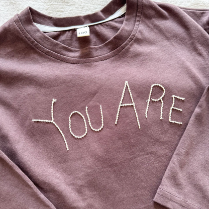 【メール便OK】ロゴ刺繍ドロップショルダーロンT  wrw25aw088