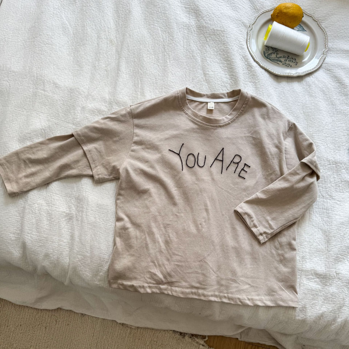 【メール便OK】ロゴ刺繍ドロップショルダーロンT  wrw25aw088